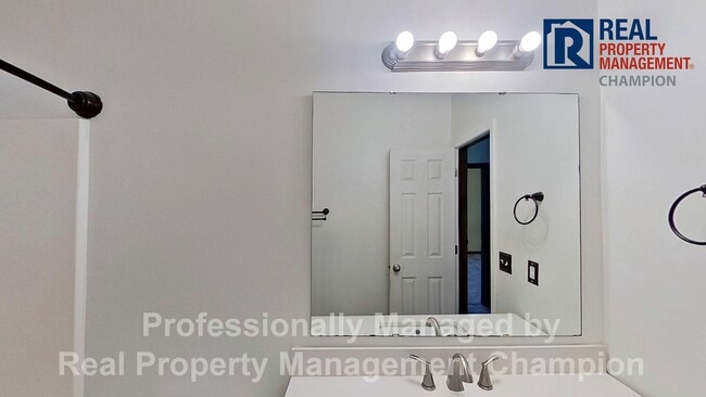 Building Photo - Beautiful Two Story Townhome with Lots of Storage!!