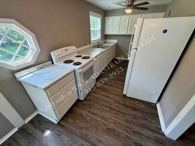 Building Photo - Cute 3 Bed 1 Bath in Raytown-Available NOW!!
