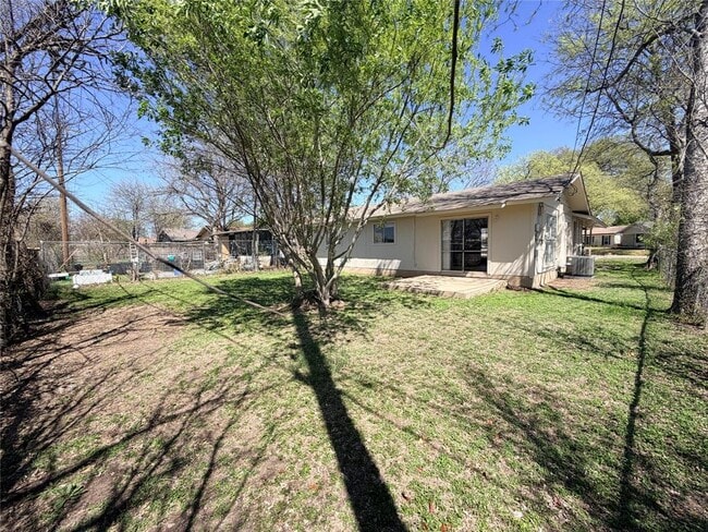 Building Photo - 8520 Woodstone Dr