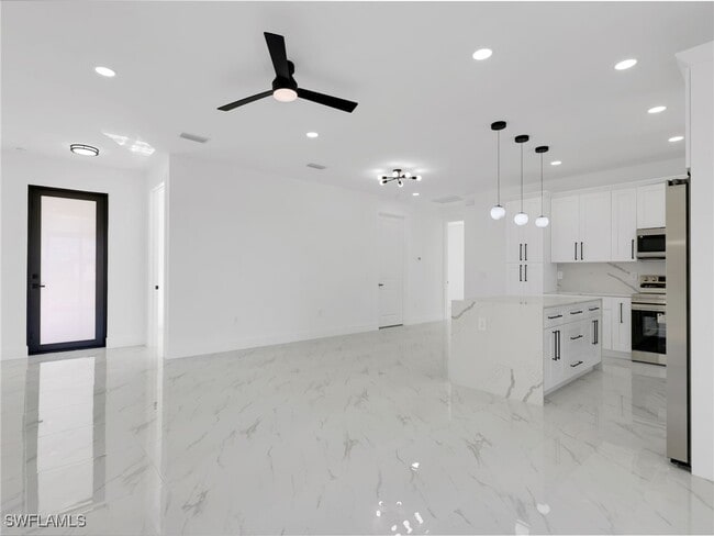 Building Photo - 1119 Earhart St E