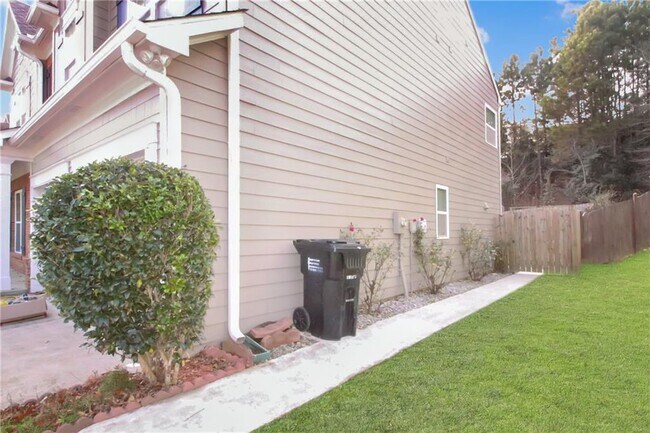 Building Photo - 2389 White Alder Dr NE