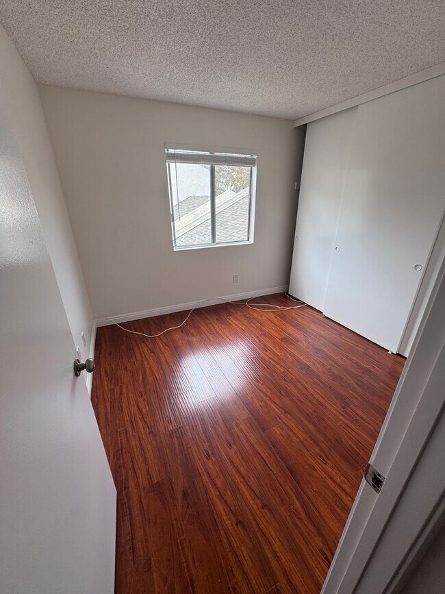Building Photo - 4 bed townhouse central  Clairemont