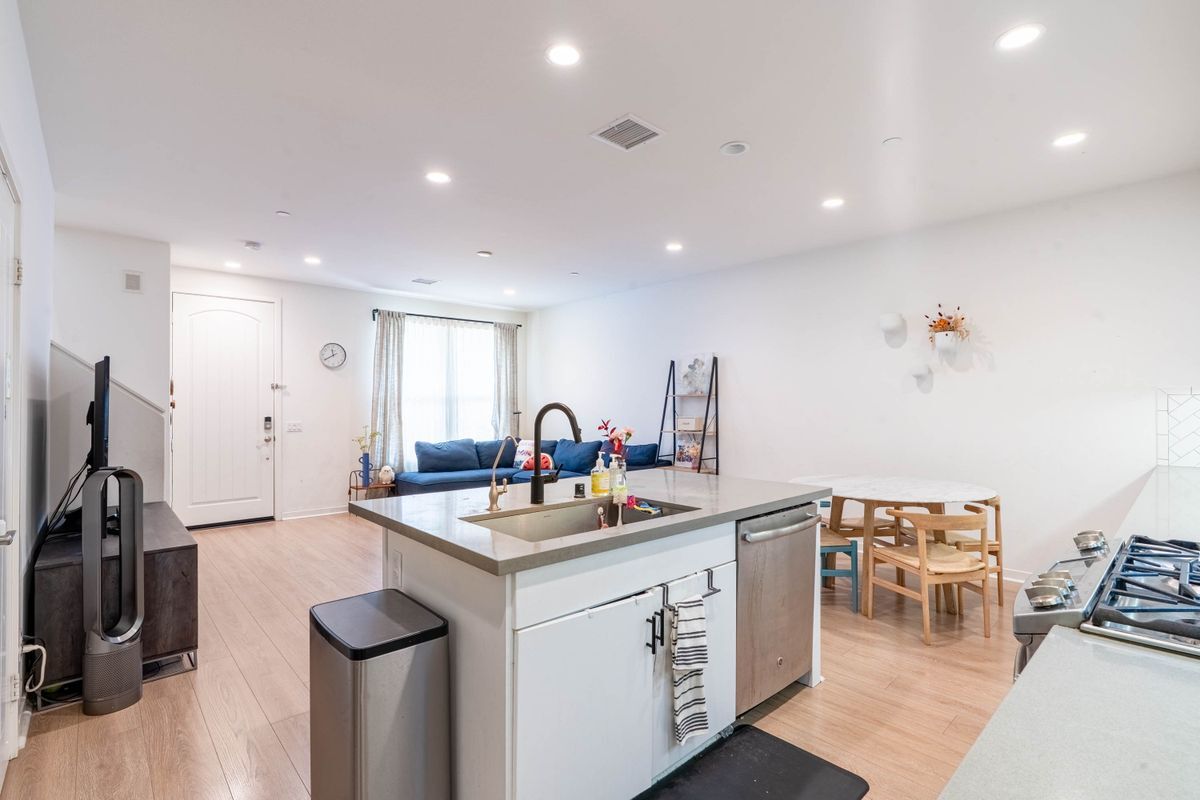 Building Photo - 62 Savannah