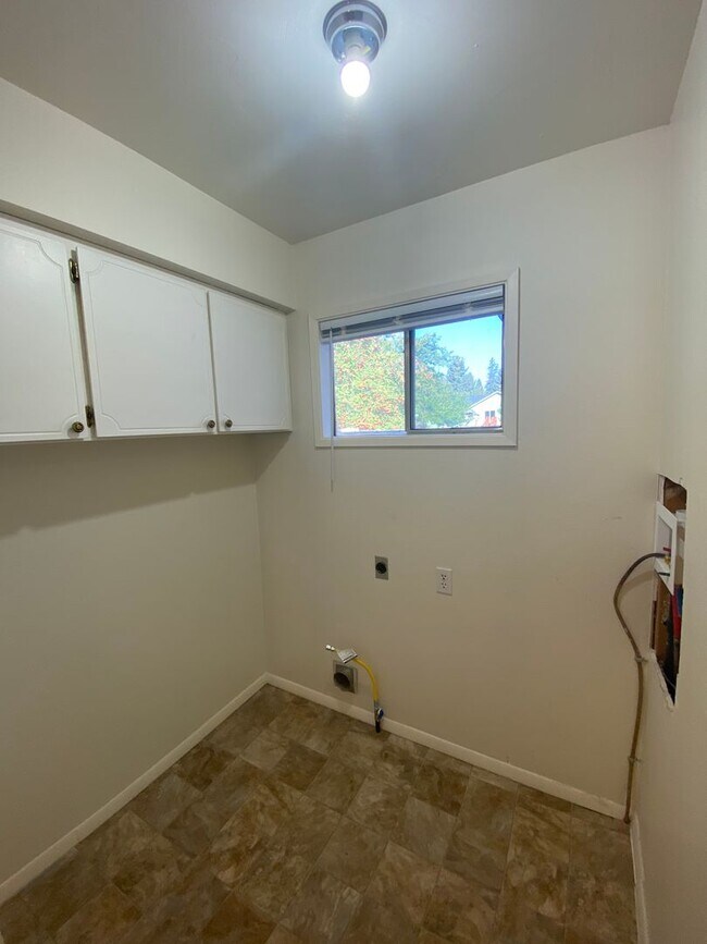 Building Photo - SINGLE FAMILY HOME ON HILLCREST (APP#72)
