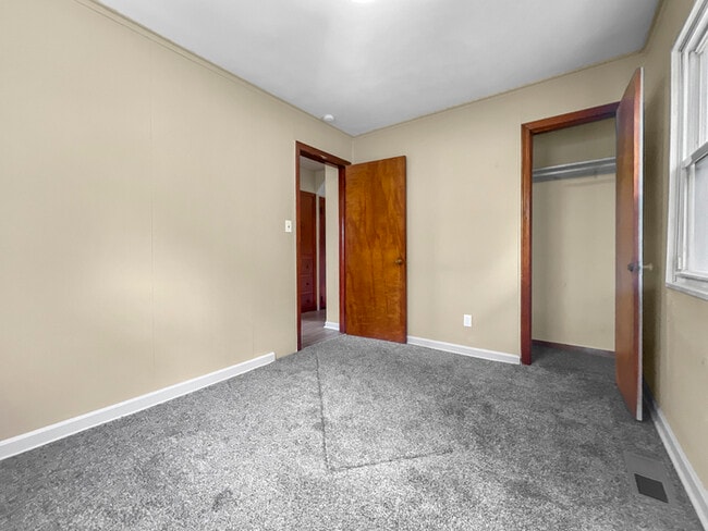 Building Photo - Charming 4 beds 1 bath in Akron!