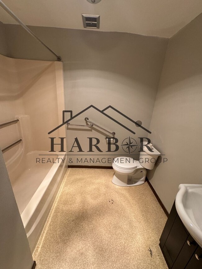 Building Photo - 1 Bedroom 1 Bath - SPECIAL: Lower rent for a 6 month lease.