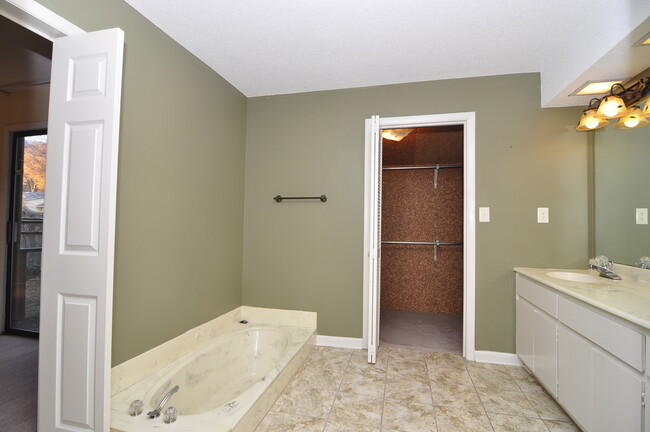 Building Photo - 9405 Hartwick Cir SE