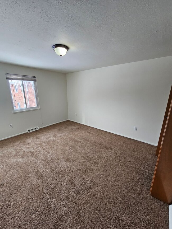 Building Photo - 3 Bedroom For Rent in Seven Hills