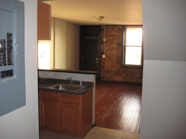 Building Photo - 2 BEDROOM UPDATED ALL ELECTRIC UNIT IN THE GROVE