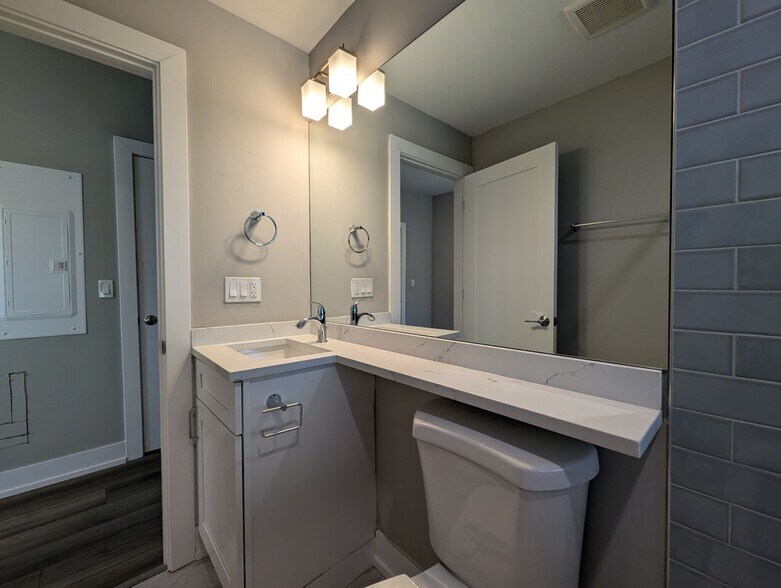 Building Photo - 3943 N Janssen Ave