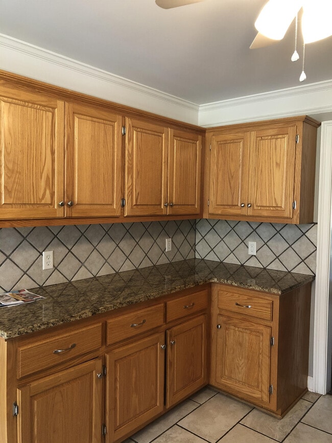 Building Photo - 1020 Joie Dr