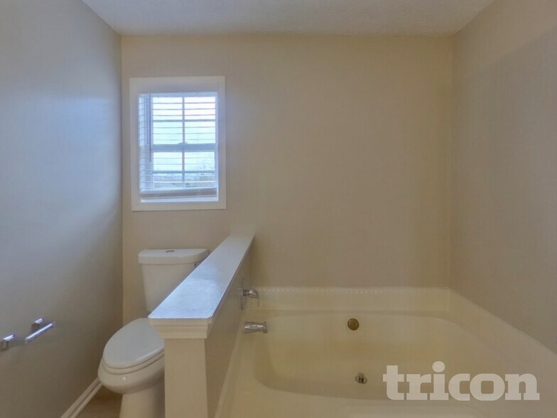 Building Photo - 514 Trinity Tr