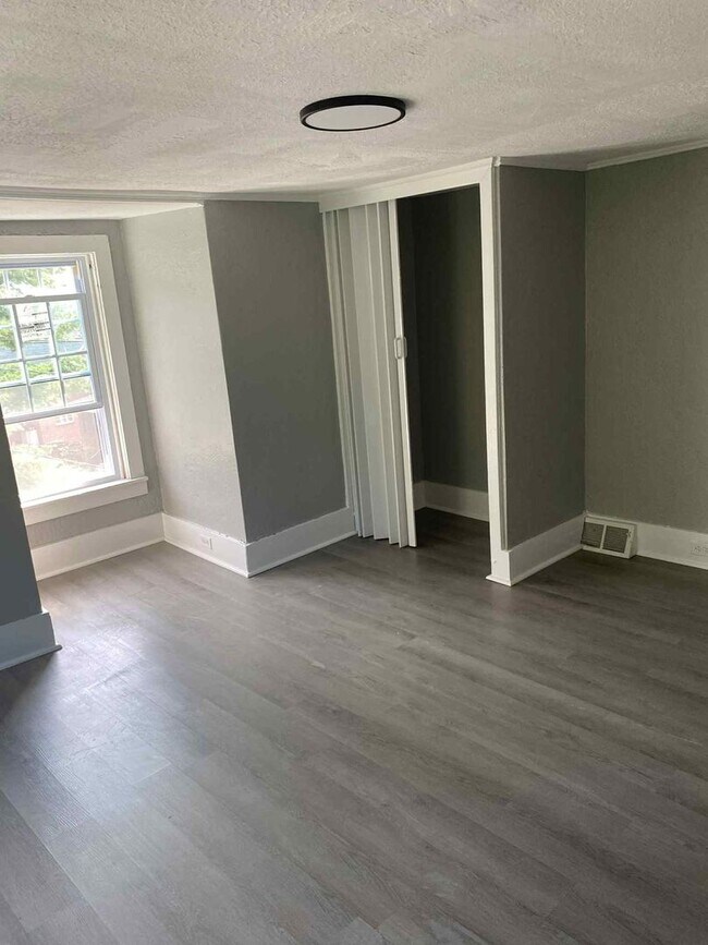 Building Photo - Newly Updated Spacious 5 bedroom 1 bathroom house for rent in Glassport!