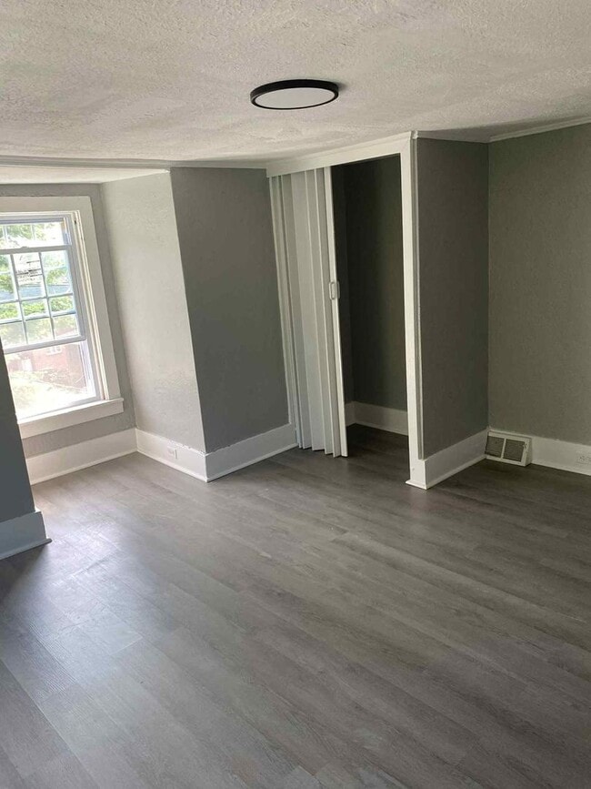 Building Photo - Newly Updated Spacious 5 bedroom 2 bathroo...
