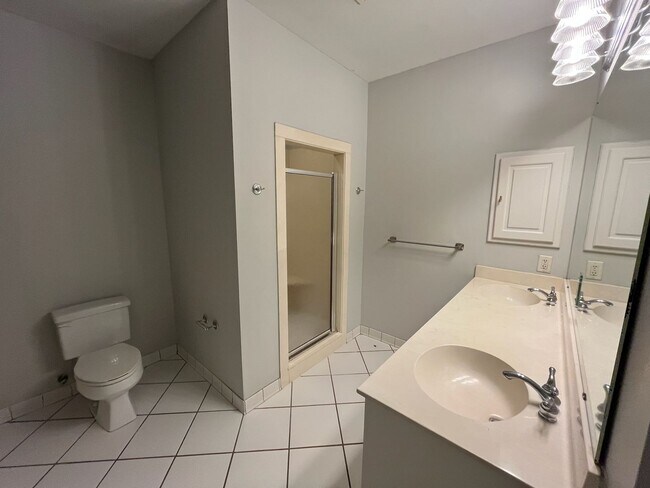 Building Photo - Beautiful 4 Bedroom with 4 Baths
