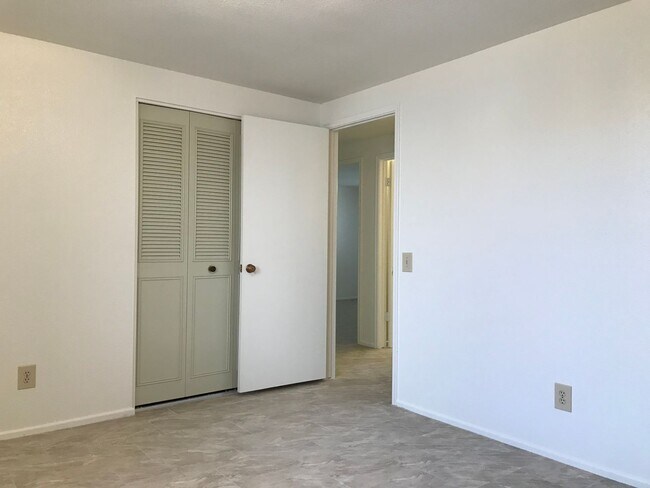 Building Photo - Chandler 3 Bedroom 1.75 Bathroom - Fireplace