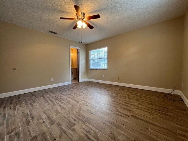 Building Photo - Newly Renovated 3/2 Home ~ Brand New Kitchen ~ Updated Bathrooms ~ Fenced Yard!