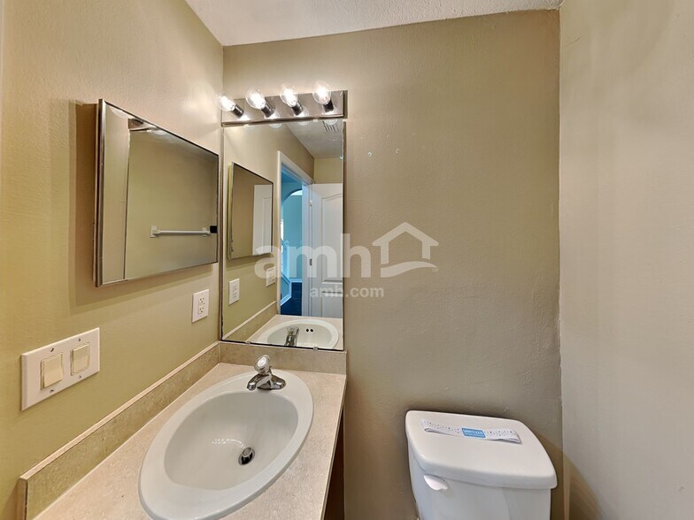 Building Photo - 366 Cabana View Way