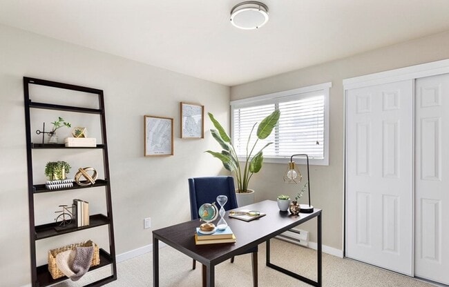 Building Photo - 3 Bed, 1.5 Bath, Remodeled Townhome is Ava...