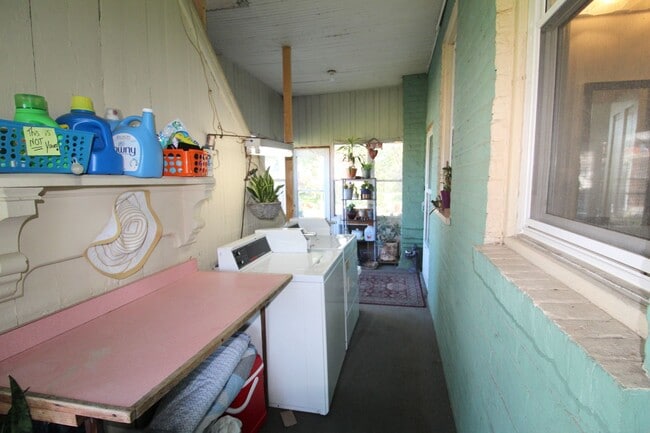 Building Photo - 1 bed, 1 bath apartment for rent in Downtown Harrisonburg!