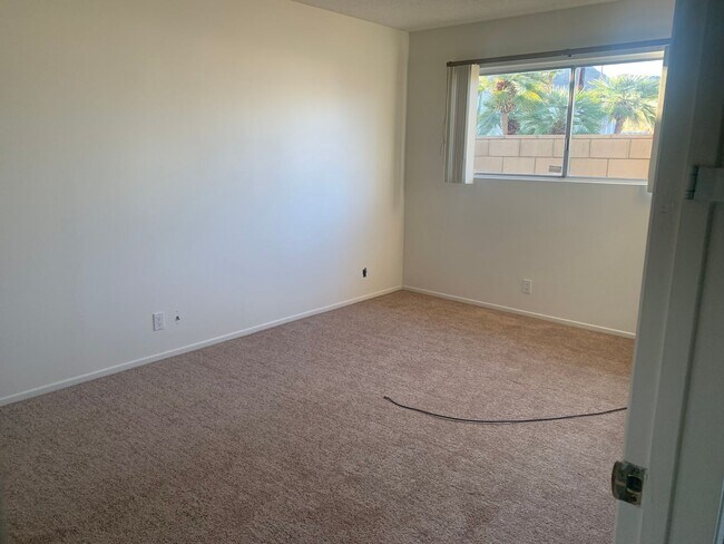 Building Photo - Three Bedroom Home in Beautiful Neighborhood