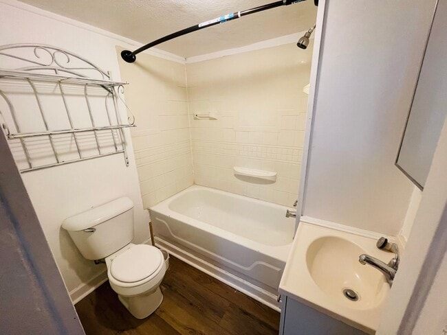 Building Photo - Three bedroom, one bathroom home for rent