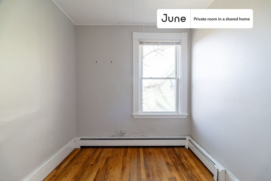 Building Photo - Room in Shared 4 bed/1 bath home