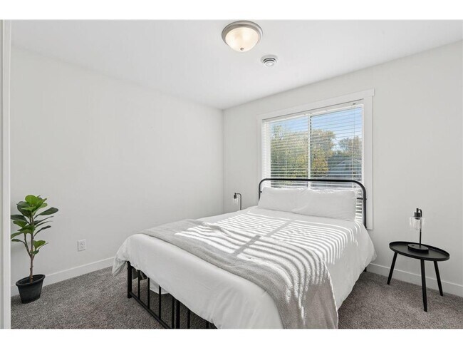 Building Photo - 2084 Reaney Ave E