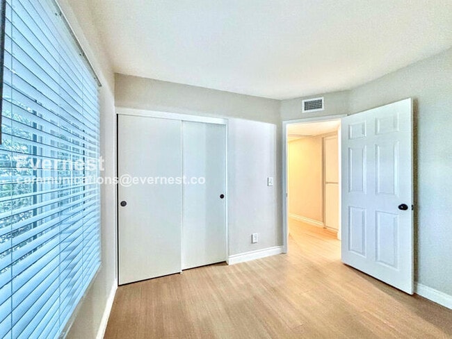 Building Photo - 9 Vía Espiritu