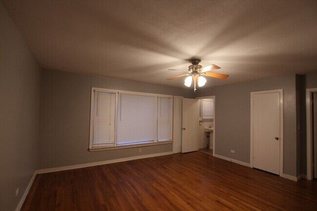 Building Photo - Available-Adorable Large 3 bedroom Home near Downtown!