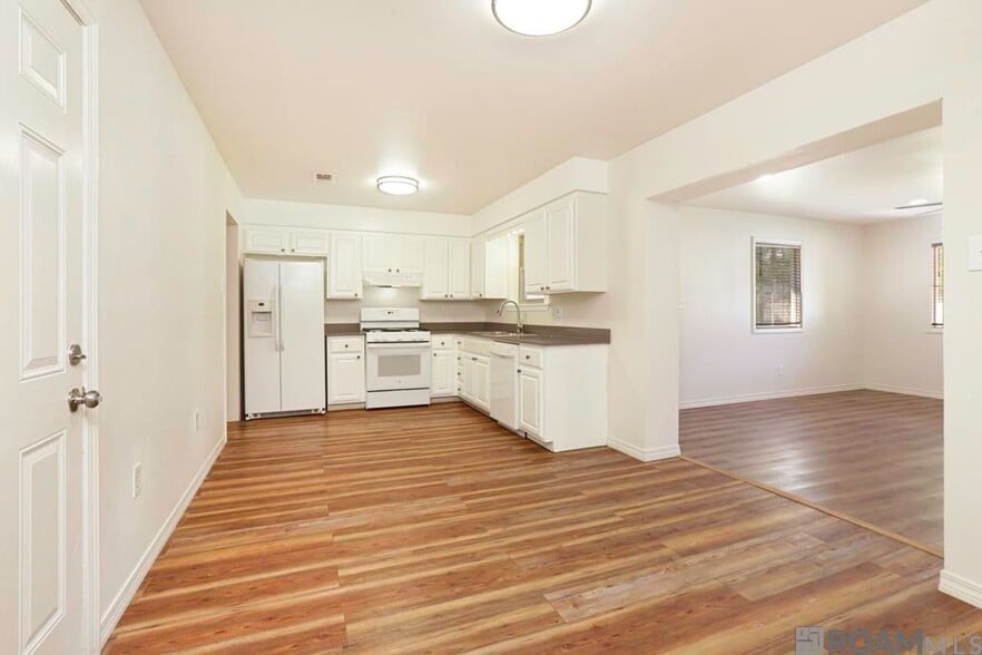 Building Photo - 911 Hatchell Ln