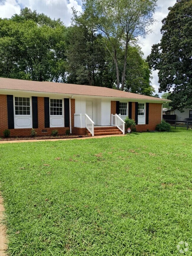 Building Photo - Fully Renovated 3 Bedroom, 2 Bath Home