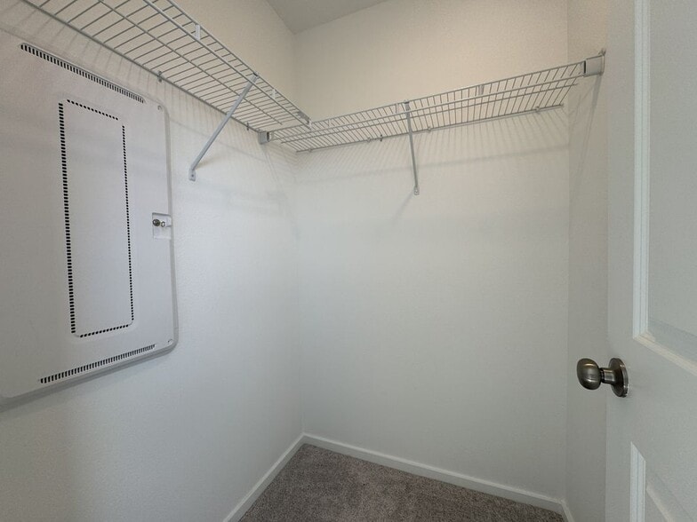 Building Photo - 830 Lynx St