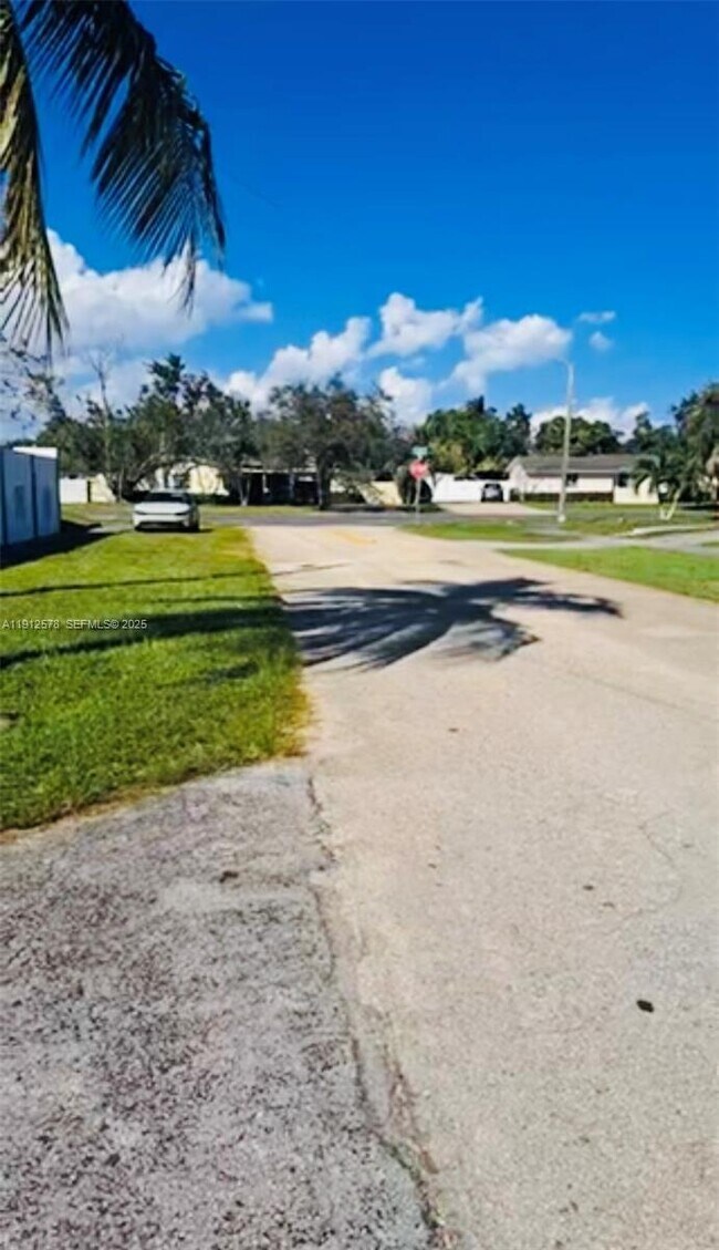 Building Photo - 16020 SW 98th Ct