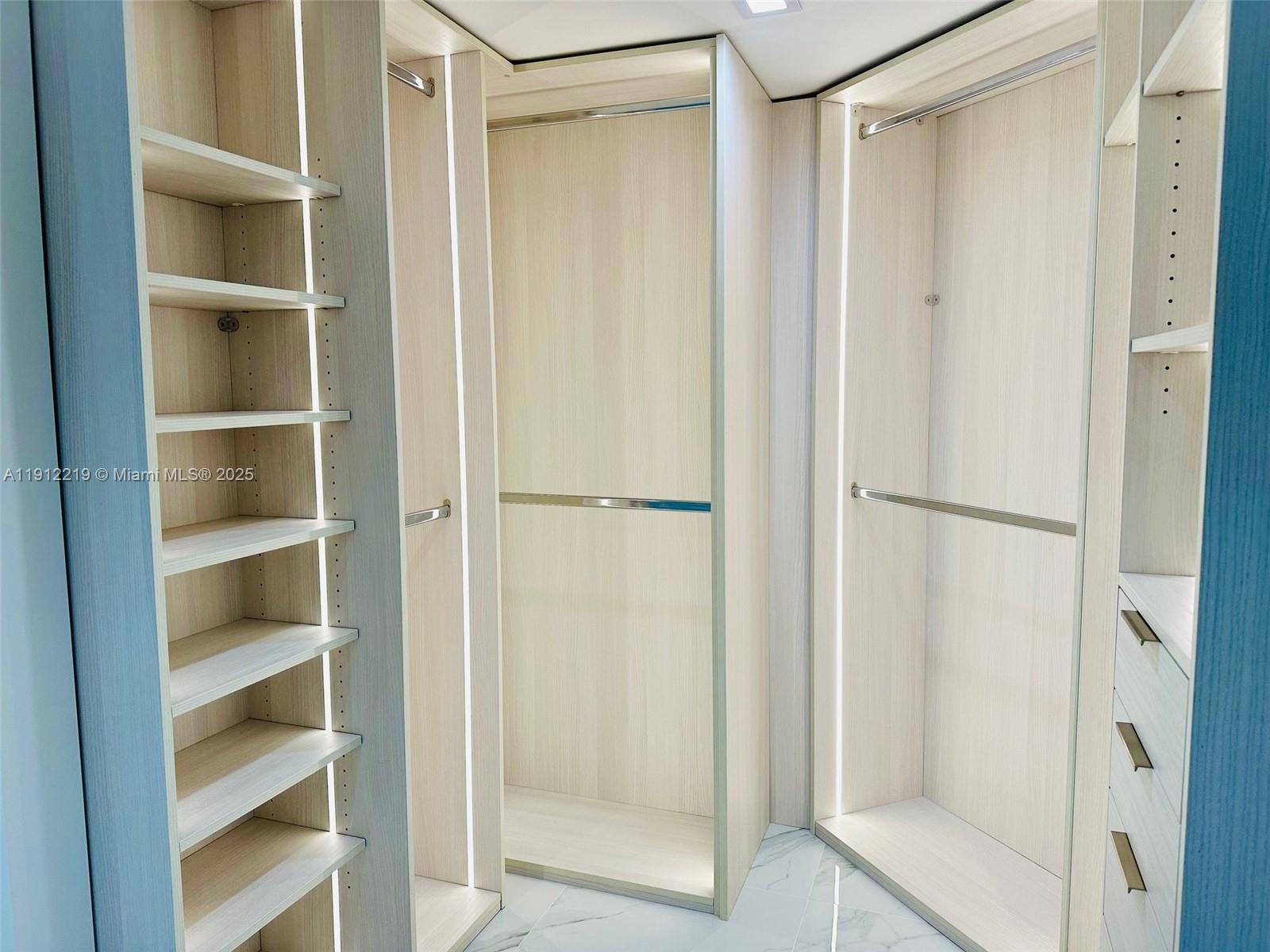 Building Photo - 3500 Mystic Pointe Dr