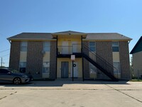 Building Photo - 1712 Benttree Dr