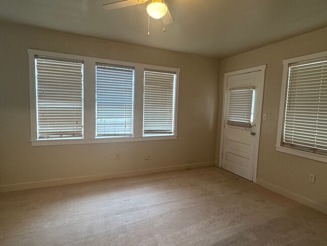 Building Photo - 4312 NW Santa Fe Ave