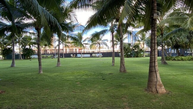 Building Photo - 1000 Auahi St #3913