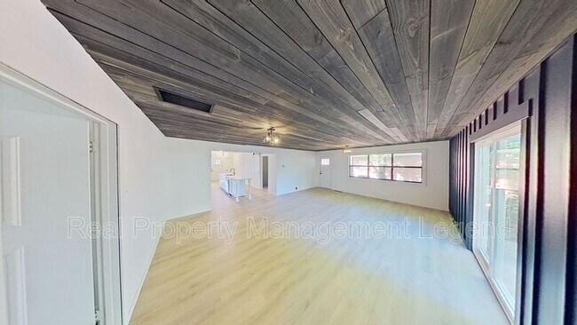 Building Photo - 1811 N Crockett St