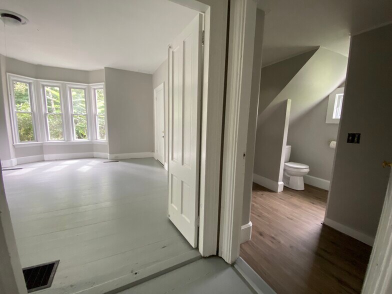 Building Photo - 3 Cross St