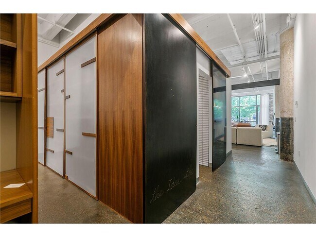 Building Photo - 700 N Washington Ave