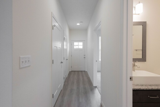 Building Photo - NEW LUXURY 2 BED 2 BATH 1 CAR GARAGE DUPLEX