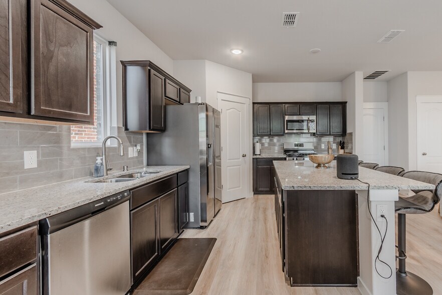 Building Photo - 2068 Buffalo Hill Dr