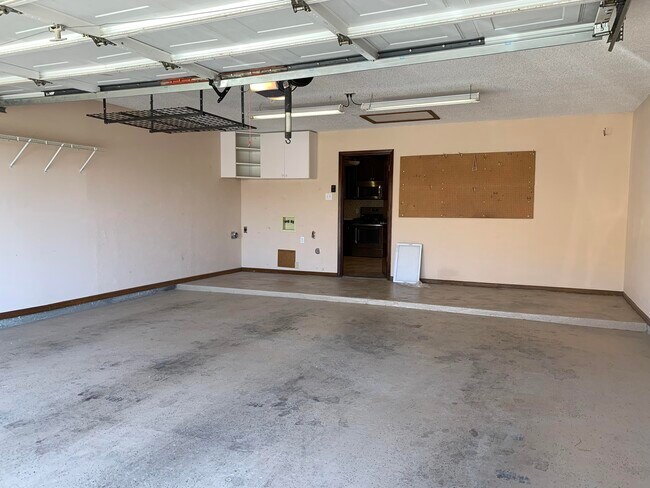Building Photo - 6745 Ridge Top Dr