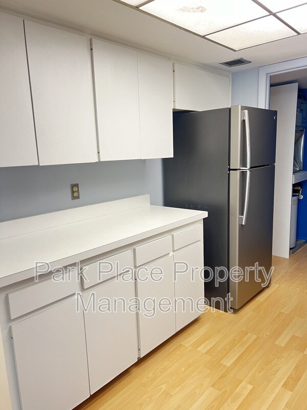 Building Photo - 456 Orienta point