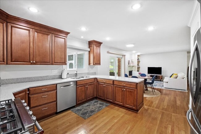 Building Photo - Spacious Ranch in Des Peres
