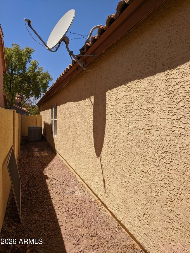 Building Photo - 1321 N Jamaica Way