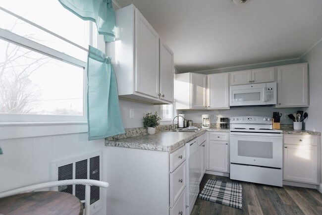 Building Photo - 905 Hill St