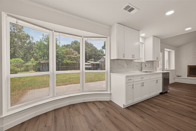 Building Photo - 313 Stratmore Dr