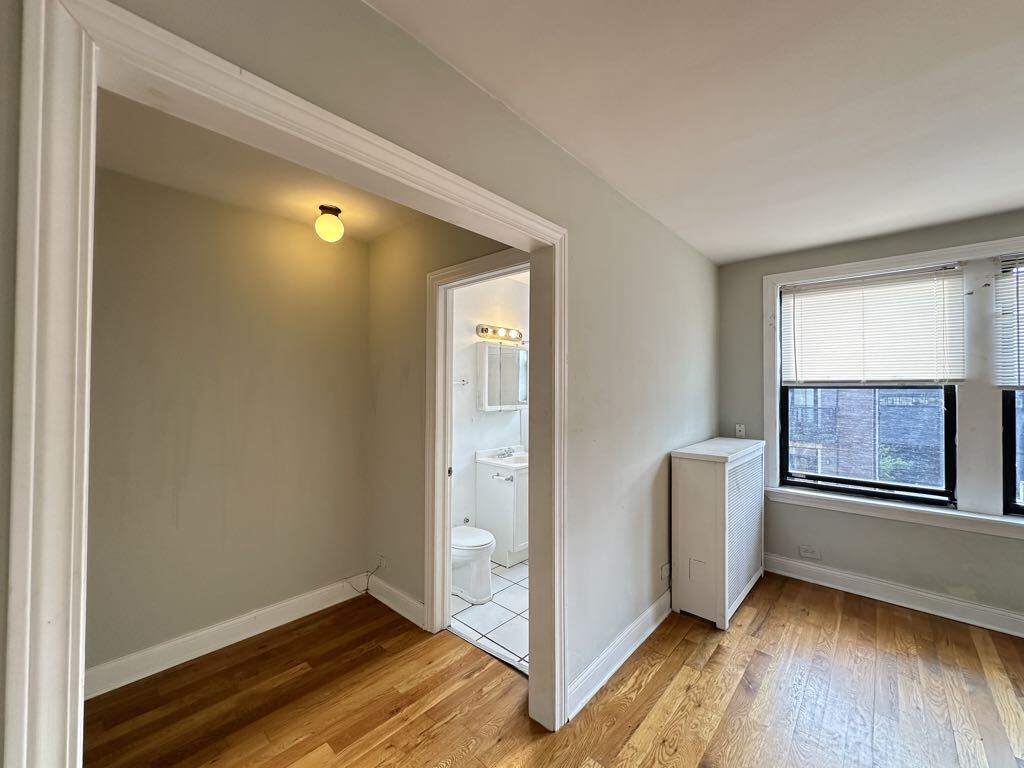 Building Photo - 742 W Belmont Ave